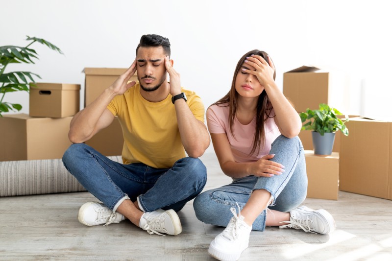 https://stock.adobe.com/br/images/tired-young-multiracial-couple-sitting-on-floor-among-boxes-massaging-temples-exhausted-from-moving-to-new-home/469357283?prev_url=detail
